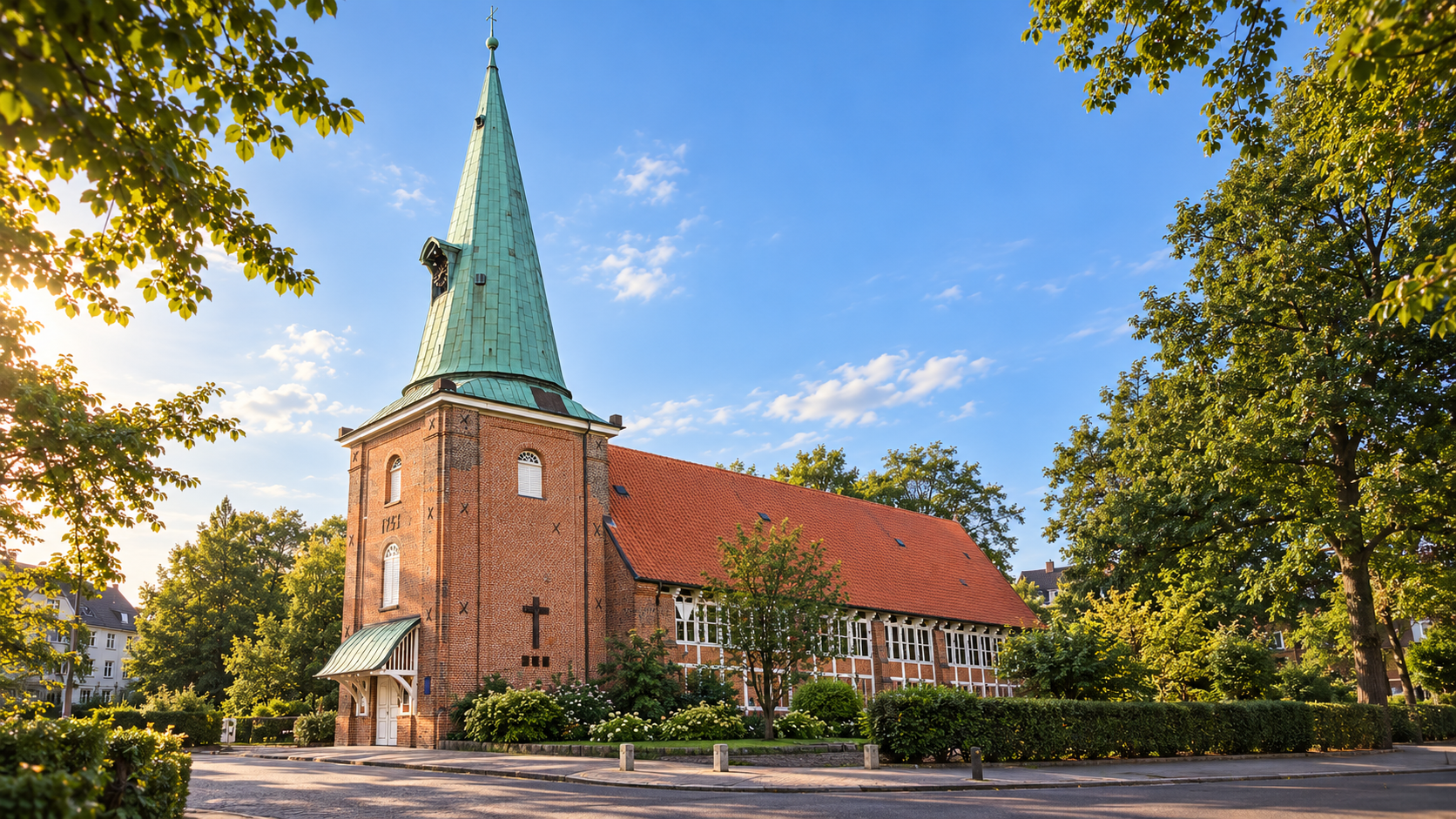 KI-generierte Visualisierung: Backsteinkirche mit grünem Turm im Sommerlicht